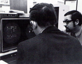 D. Ristow und F. Herz warten gespannt auf den nächsten Zug des Computers