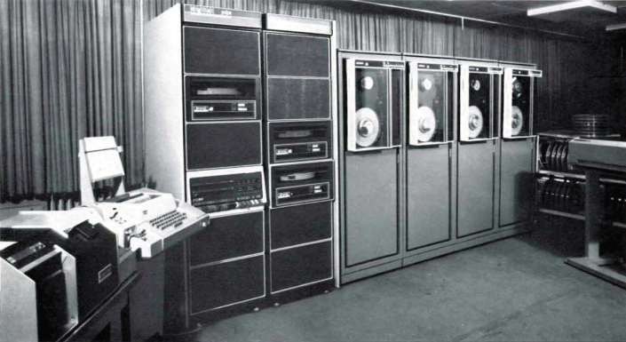 Von links: Kartenleser, Consol-Schreibmaschine, POP 11/45, drei Plattenlaufwerke, vier 9-Spurbandlaufwerke